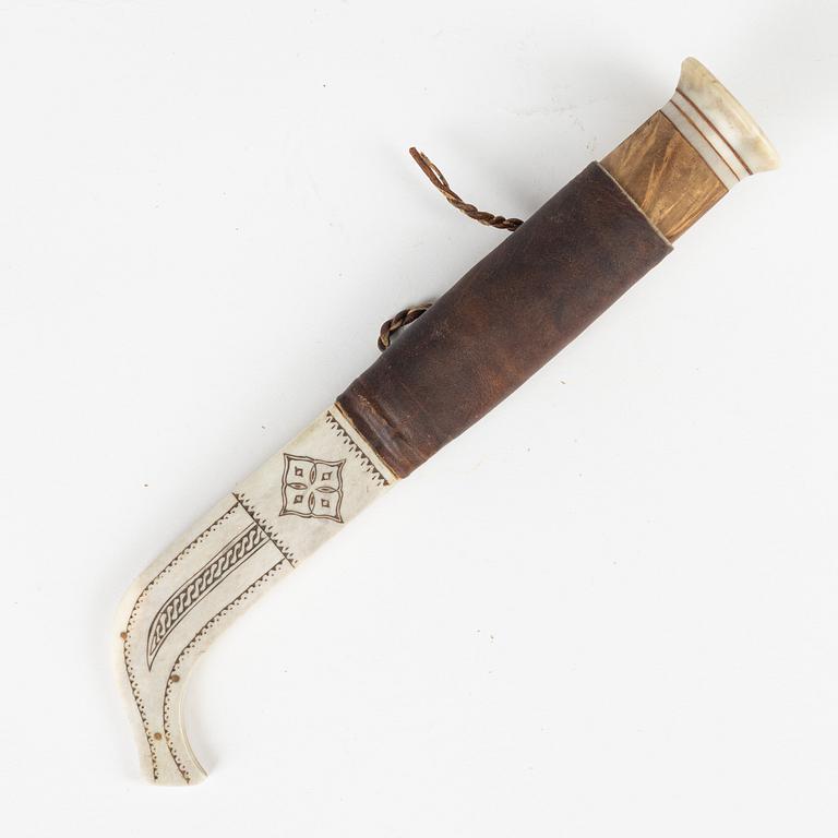 A reindeer horn knife attributed to Hendrik Juuso, signed and dated -82.