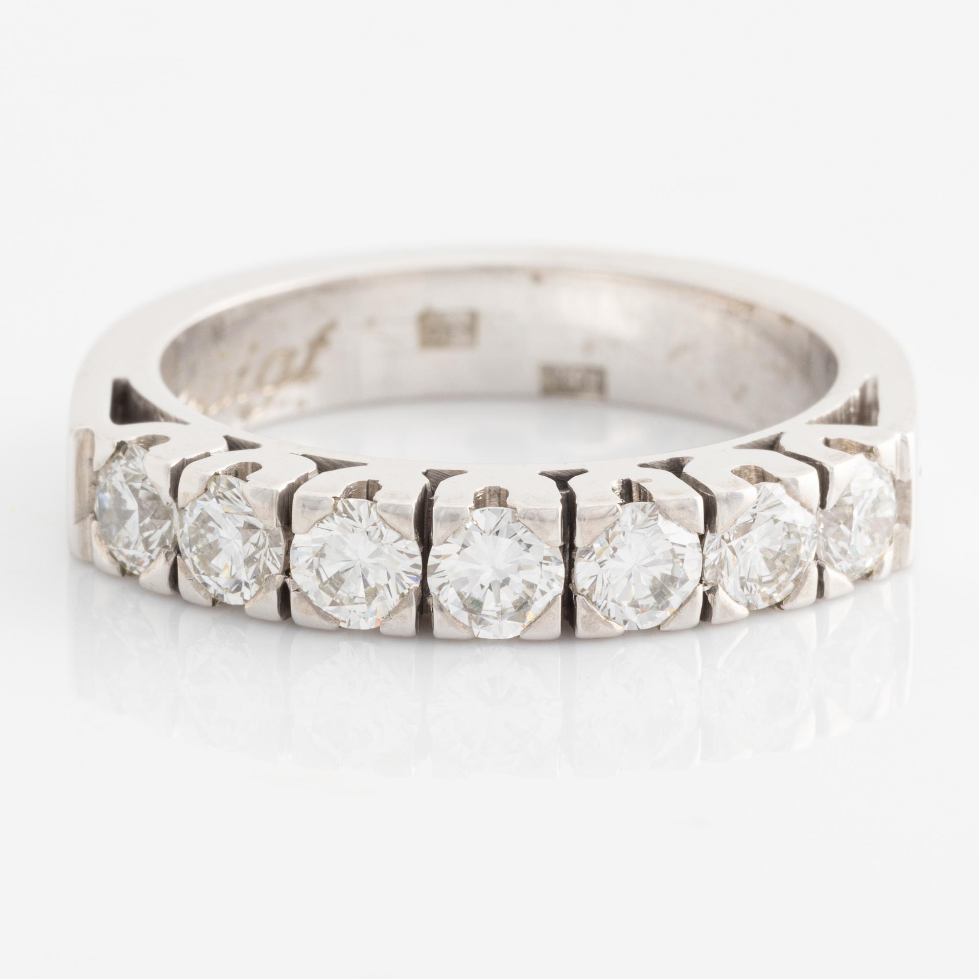 Half-eternity ring with brilliant-cut diamonds.