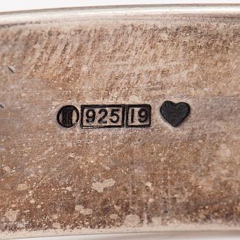 Germund Paaer, Rannekoru, sterlinghopeaa. Kalevala Koru, Helsinki 2010.