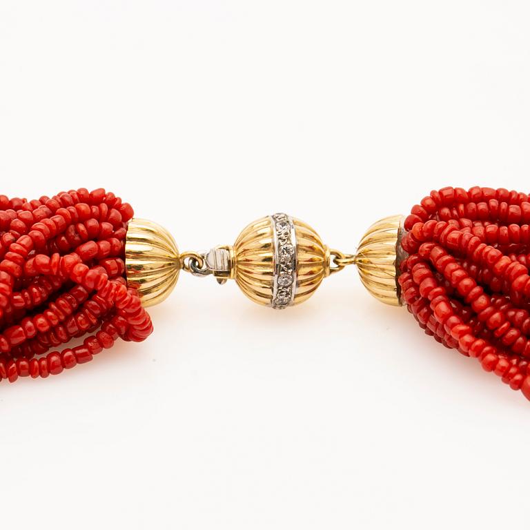 Necklace, with coral and clasp in 18K gold.