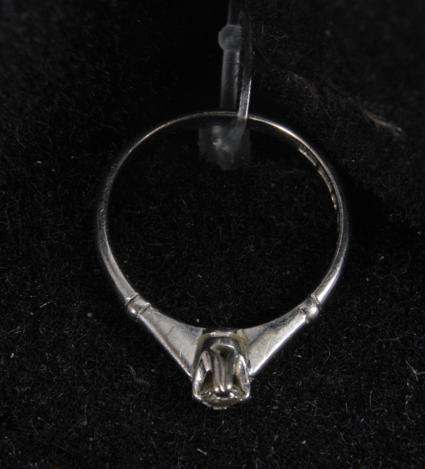 RING, vitguld 18 K med diamant 0,13 ct enl gravyr, 1984.