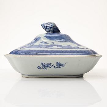 A blue and white vegetable tureen with cover, Qing dynasty, Jiaqing (1796-1820).