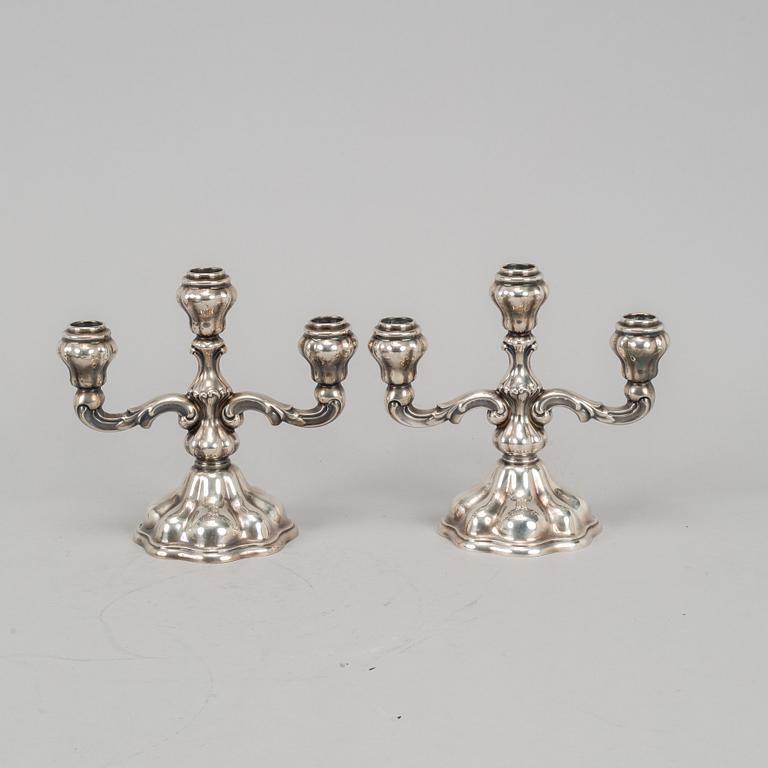 Kandelabrar, ett par, silver, rokokostil, 1900-tal. Svensk importstämpel.
