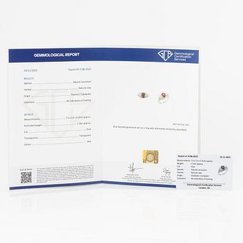 Ring 18K vitguld med en fasettslipad rubin.