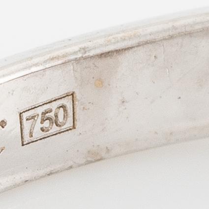 Ring in 18K white gold set with a cabochon-cut sapphire and brilliant-cut diamonds.