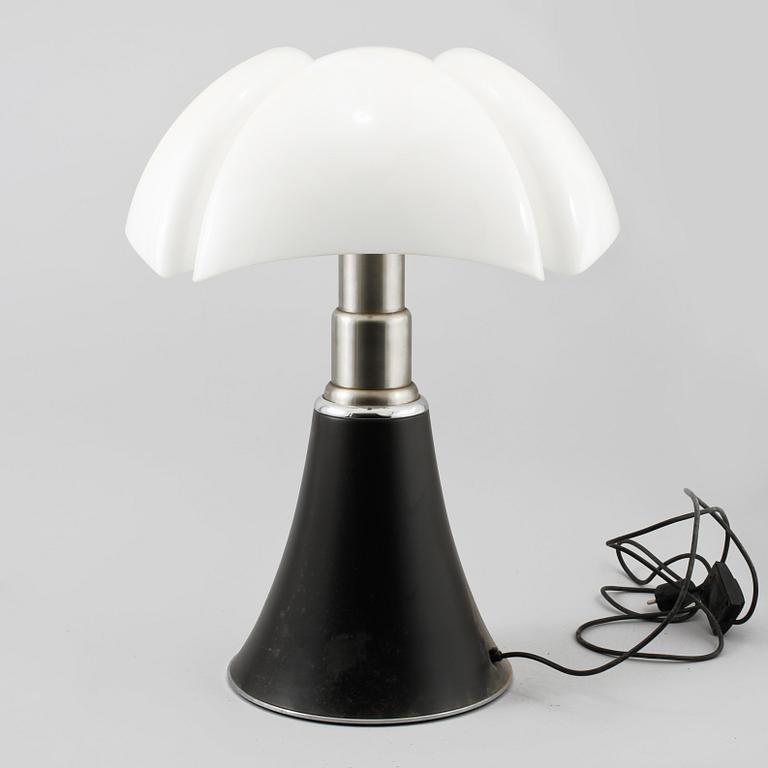 BORDSLAMPA "Pipistrello". Gae Aulenti för Martinelli Luce, formgiven 1965.