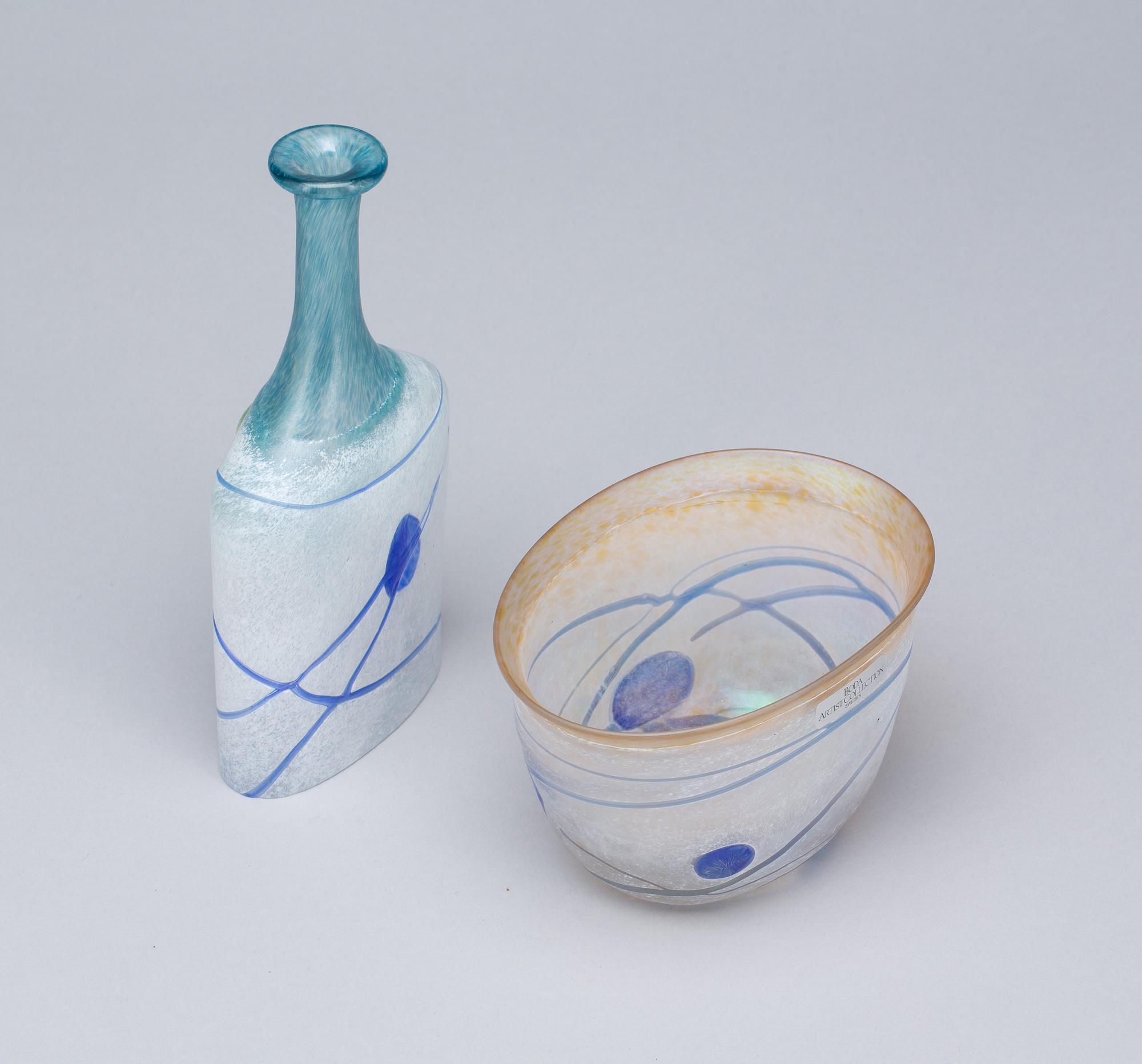 SKÅL SAMT FLASKA, glas, Bertil Vallien, Kosta Boda, signerade, Artist Collection.