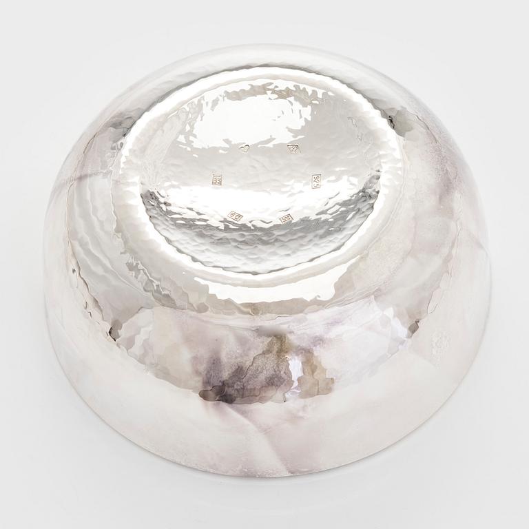 A. Tillander, skål, sterlingsilver och emalj, Åbo 2005.