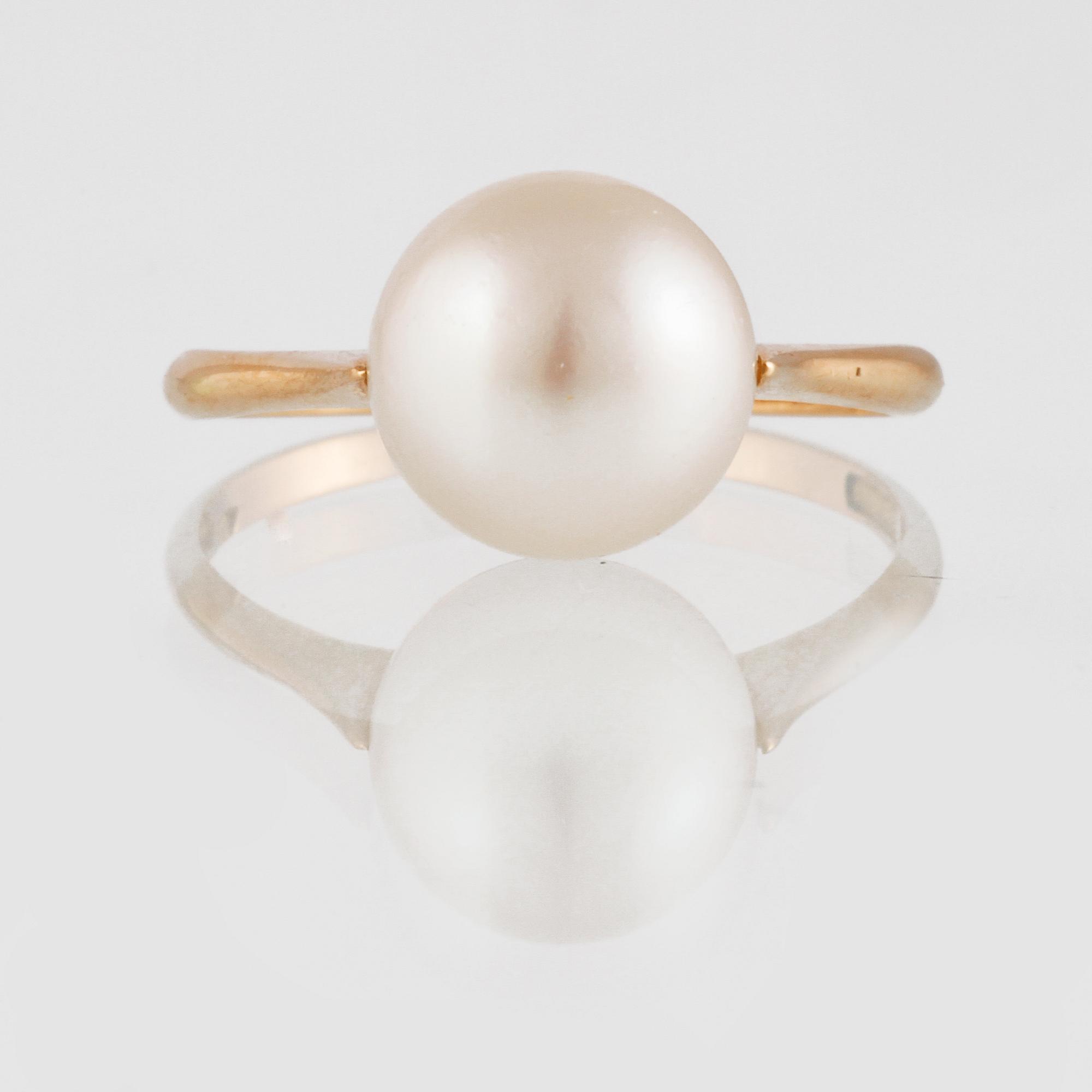 RING, 18K guld med odlad pärla, Gustav Dahlgren & Co, Malmö, 1918. Vikt 2,9 gram.