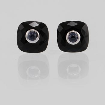 MANSCHETTKNAPPAR, 14K vitguld med checkerslipad onyx samt cabochonslipade blå safirer 0.76 ct. Vikt 8,2 gram.