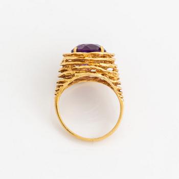 18K gold and amethyst ring.