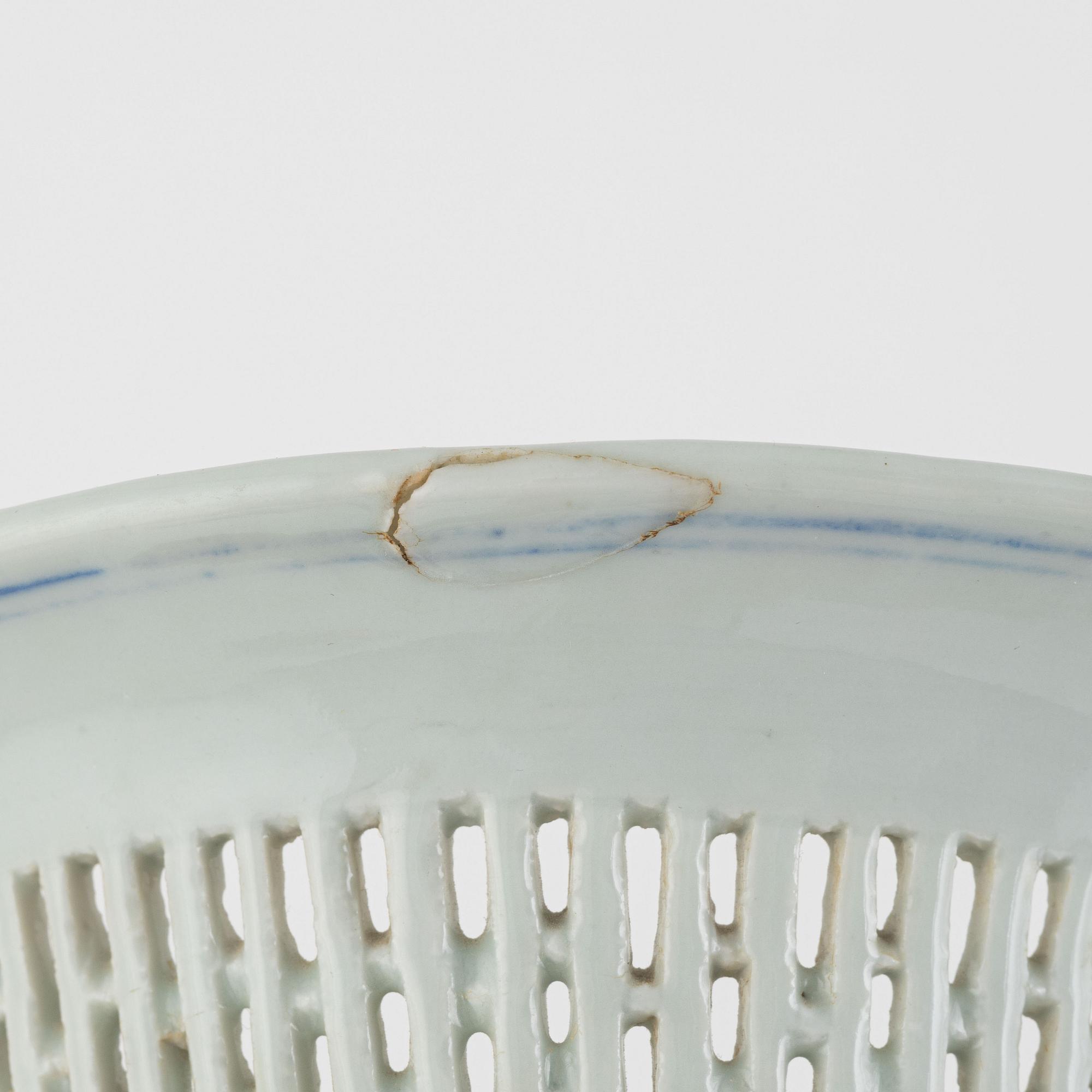 A Blue and White Bowl with Stand, China, Qing Dynasty, Jiaqing (1796-1820).