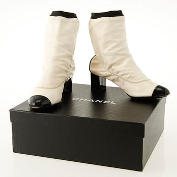 CHANEL Cream and Black Ankle Boots in size 38.