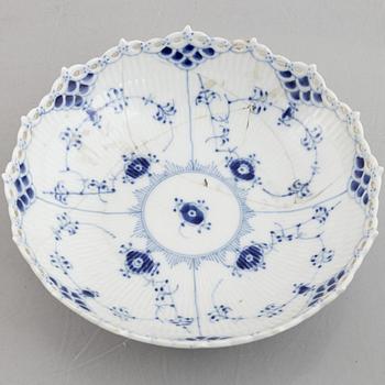 Royal copenhagen, xx pieces of a 'Musselmalet' porcelain service with half lace and full lace pieces, Denmark.
