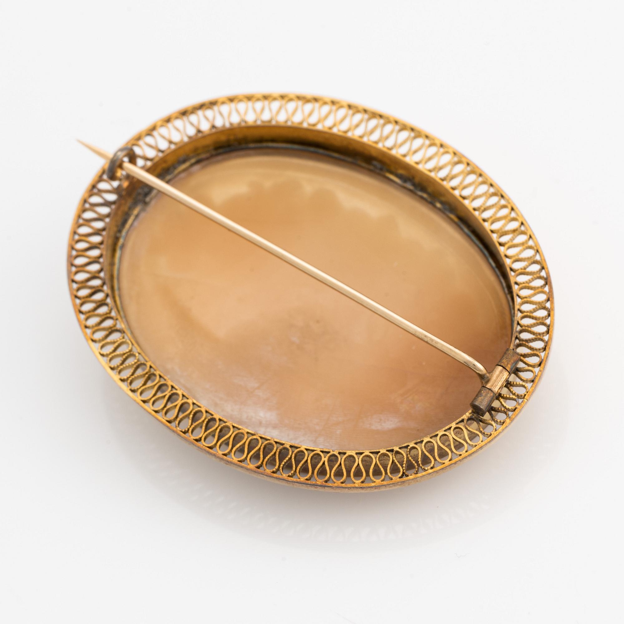 Brooch, 18K gold with shell cameo, Stockholm 1920.