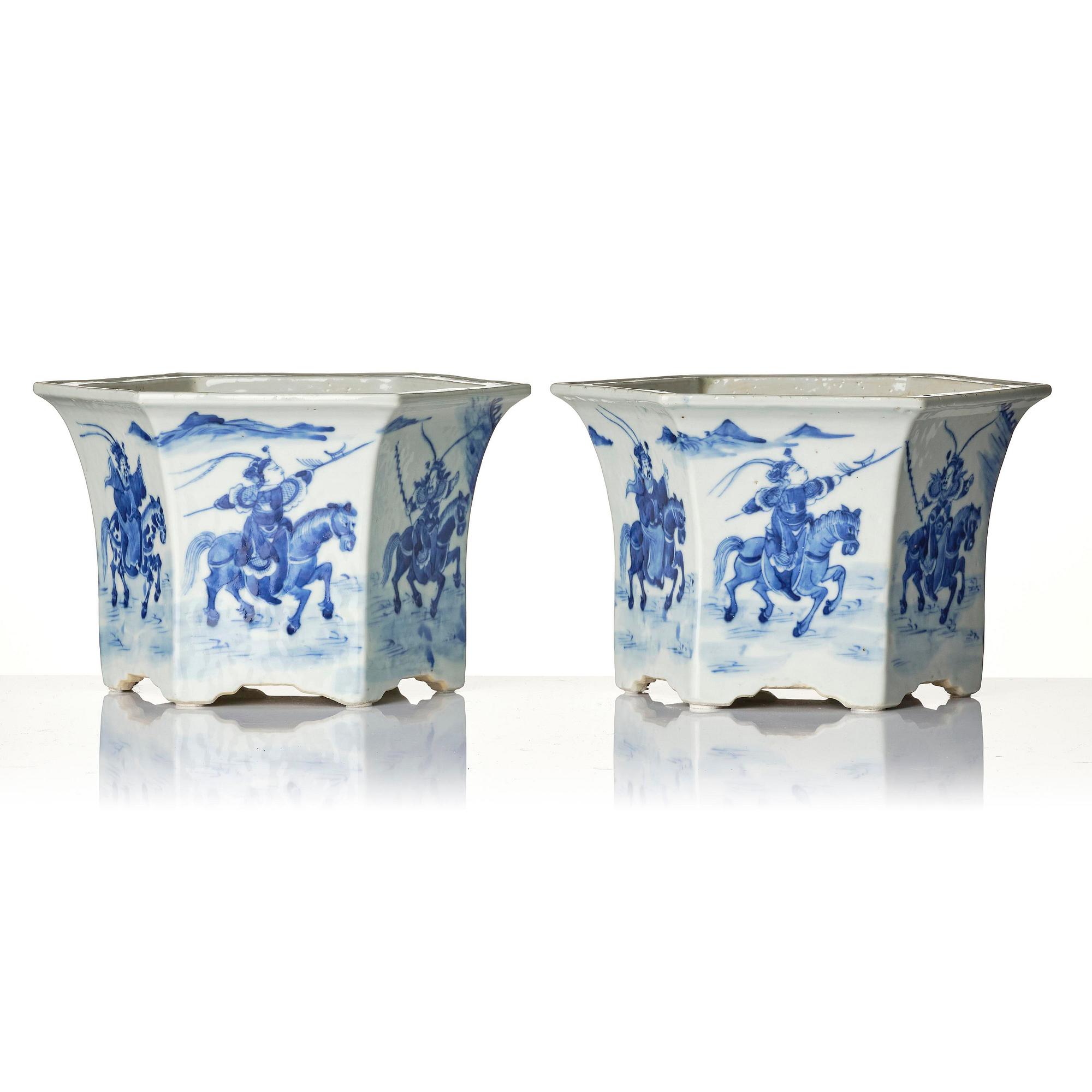 A pair of blue and white jardinieres, Qing dynasty, 19th century.