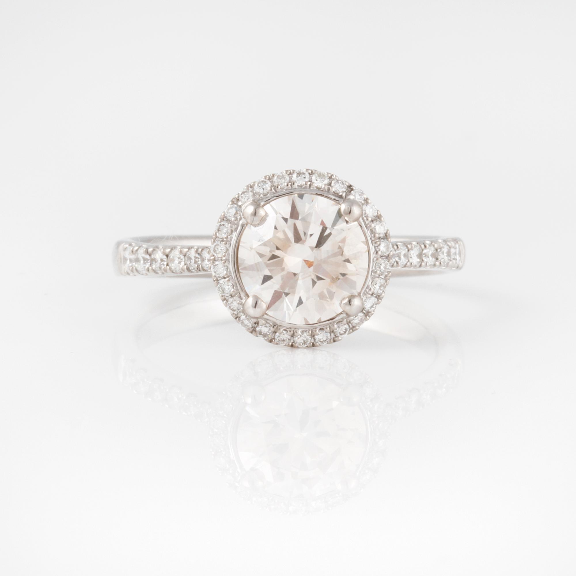 RING, med briljantslipad diamant 1.35 ct samt små briljantslipade diamanter.