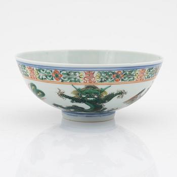 A Chinese porcelain bowl, 20th century.