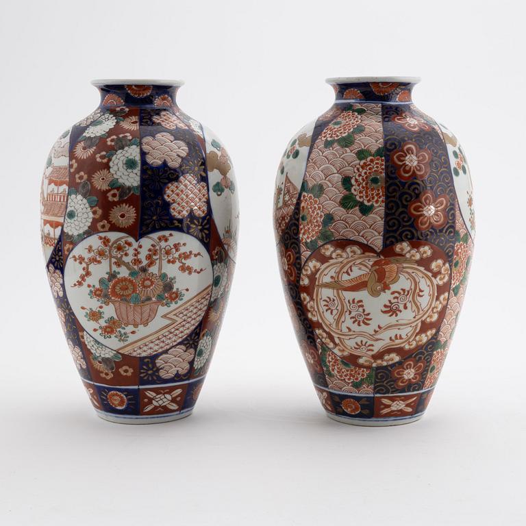 A pair of Japanese porcelain vases, first half of the 20th Century.