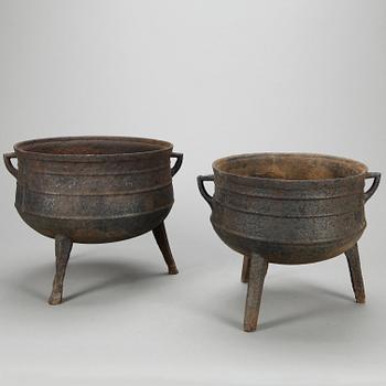 GRYTOR, 2 st, gjutjärn, en märkt HF, sannolikt Hällefors bruk, 1800-tal.