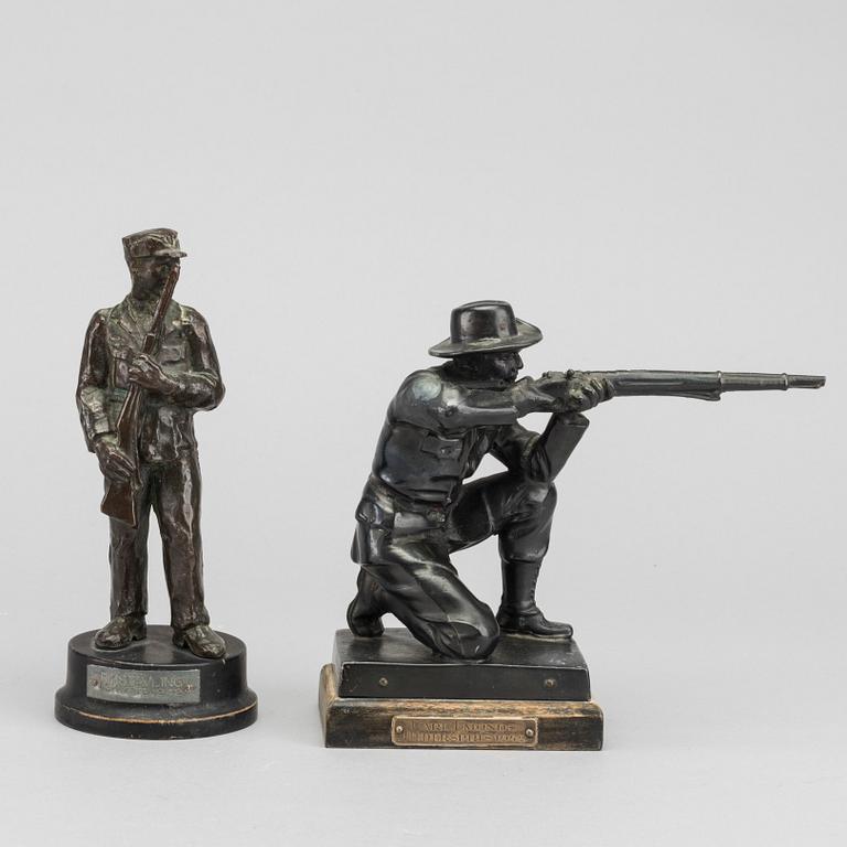 SKULPTURER 2 st 1900-talets mitt patinerad brons.