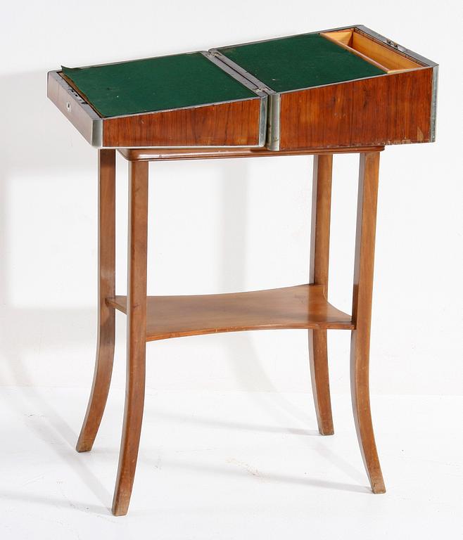 SKRIVSCHATULL PÅ BENSTÄLLNING, 1800/1900-tal.