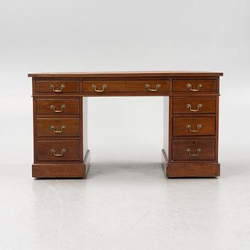 Skrivbord, engelsk stil, 1900-talets andra hälft.