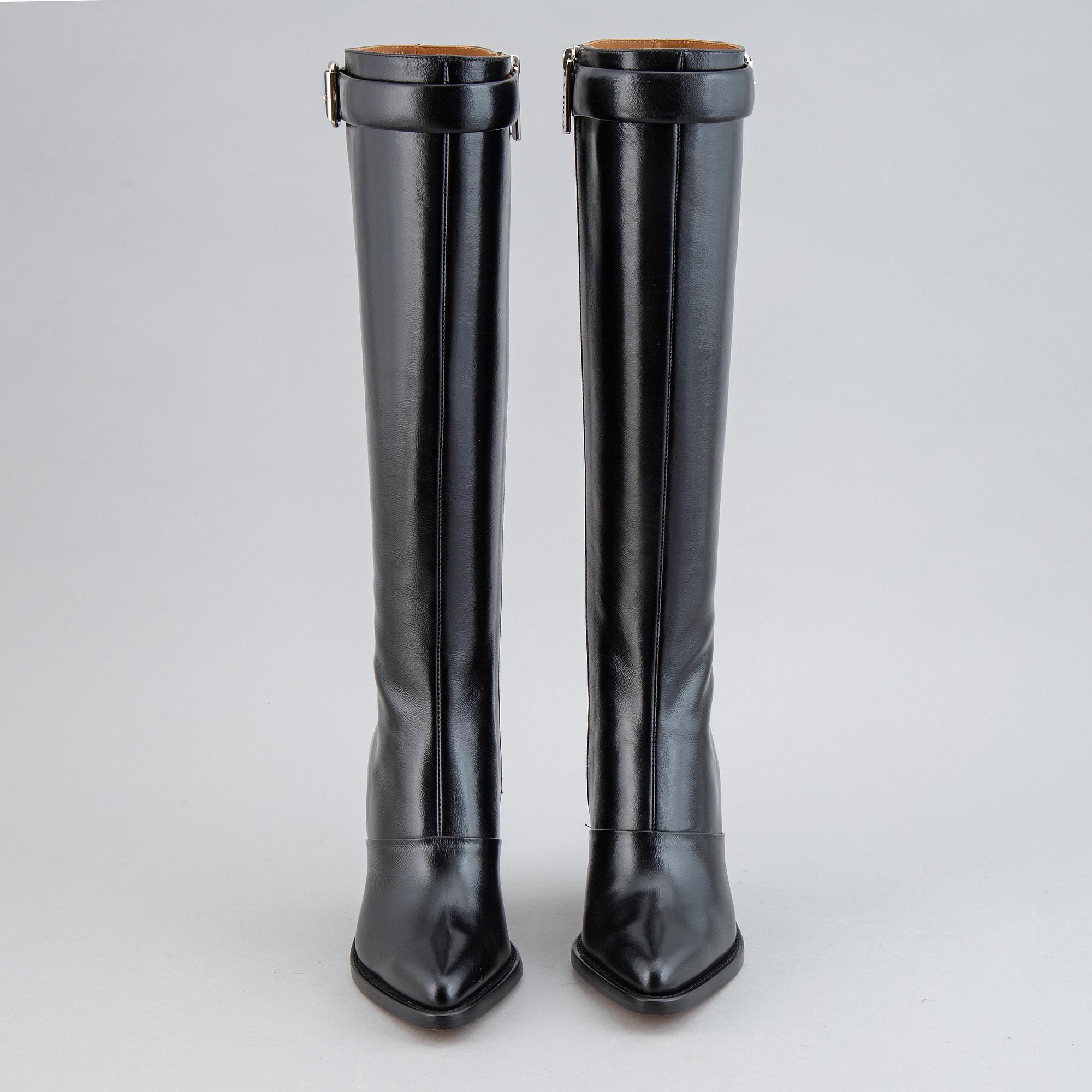 Chloé, a pair of black leather 'Serina' boots, size 36½.