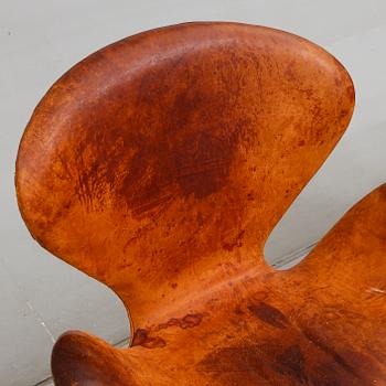 FÅTÖLJER, 1 par, "Svanen", Arne Jacobsen för Fritz Hansen, 1900-talets mitt.