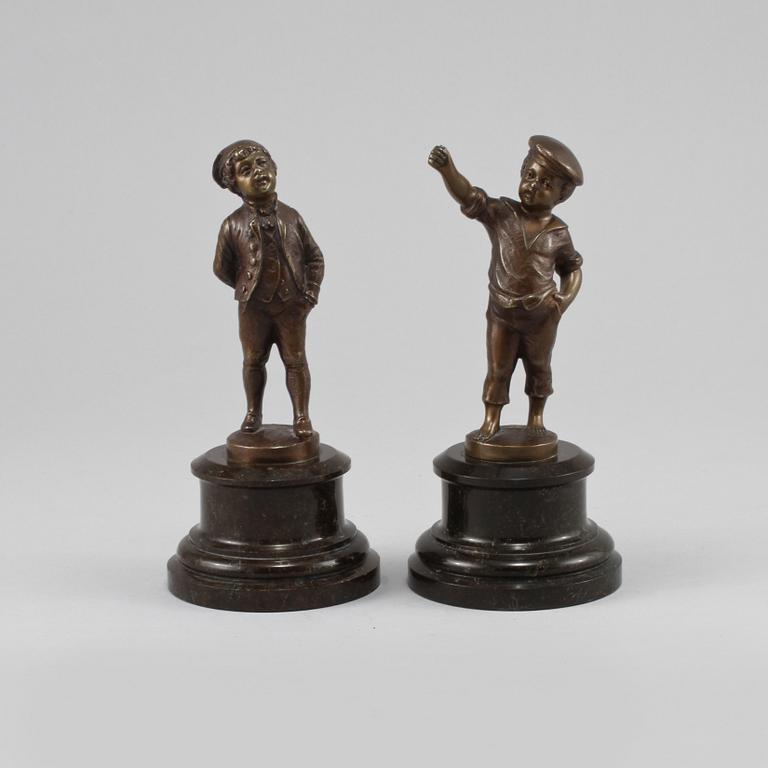 SKULPTURER, 2 st, brons, omkring sekelskiftet 1900.
