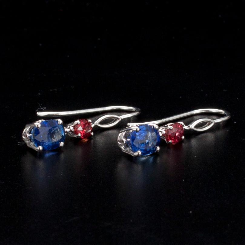 ÖRHÄNGEN, 14K vitguld. Blå kyanit från Nepal 3.55 ct. Rubiner 1.12 ct. Vikt 3,2 g.