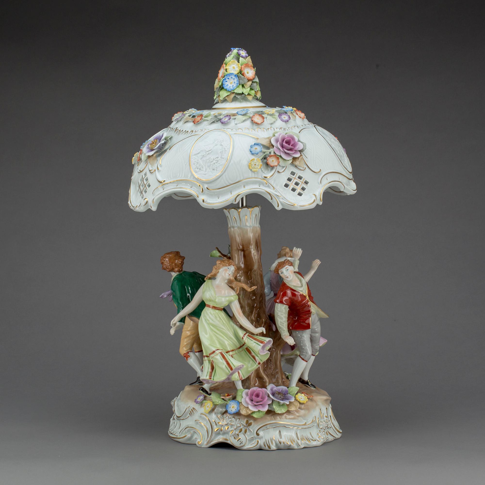 BORDSLAMPA, 1900-tal, porslin.