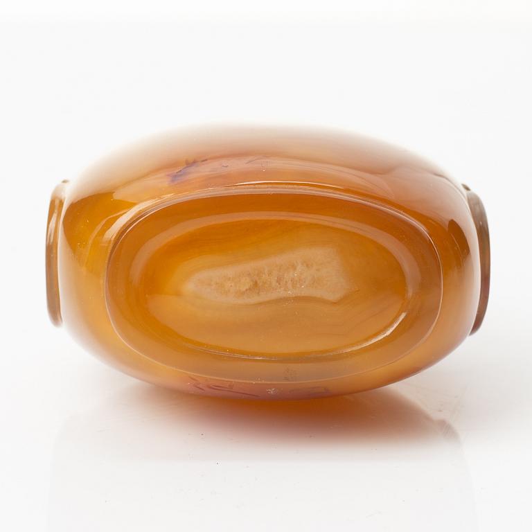 A Chinese agate and nephrite snuffbottle, late Qing dynasty, 19th century.