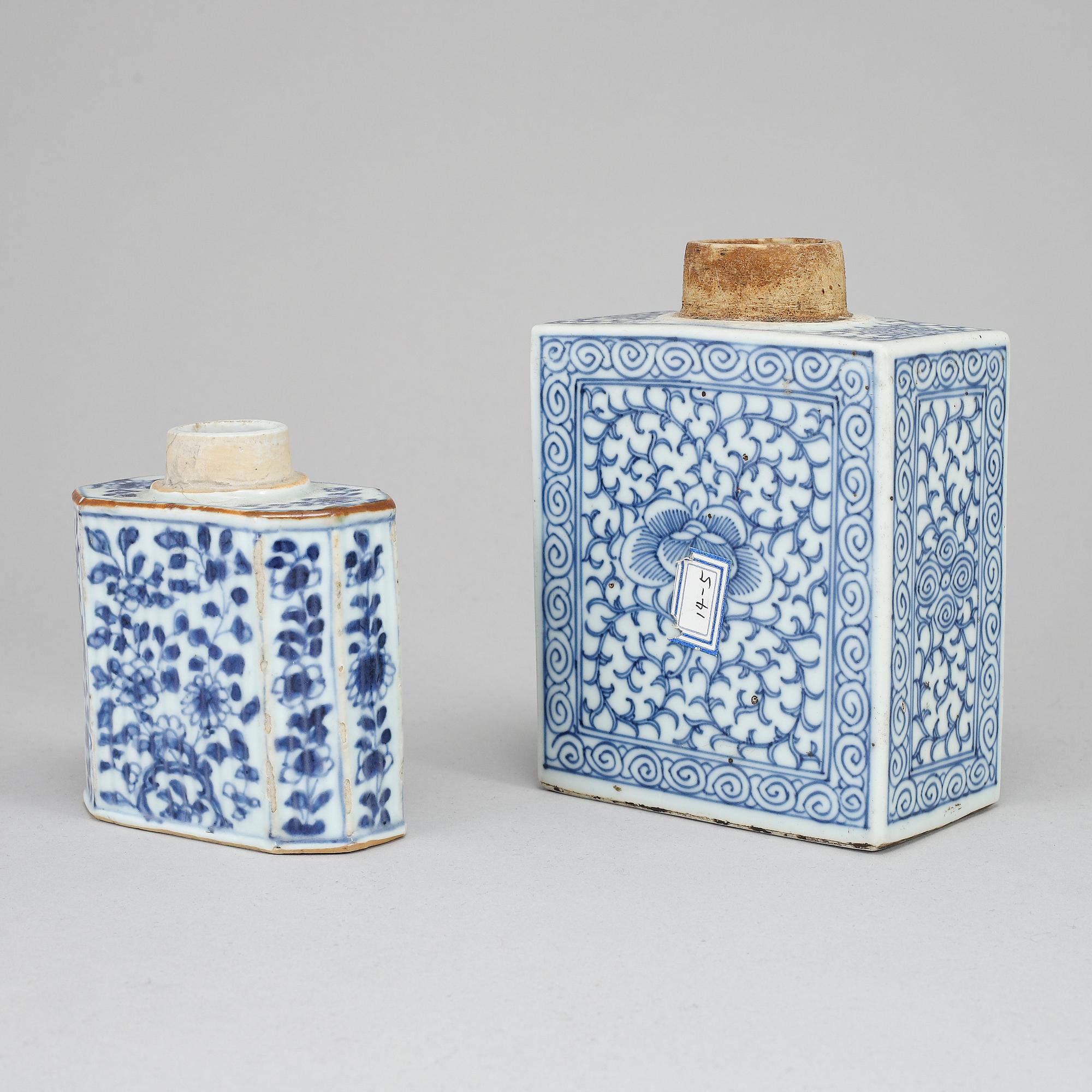 Two blue and white tea caddies, one Qingdynasty, Kangxi (1662-1722), the other late Qingdynasty, circa 1900.
