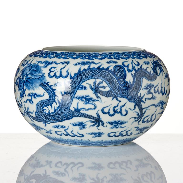 A blue and white jardiniere, late Qing dynasty.