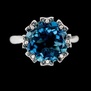 RING, 14K vitguld, diamanter samt blå topas. Enligt uppgift London.