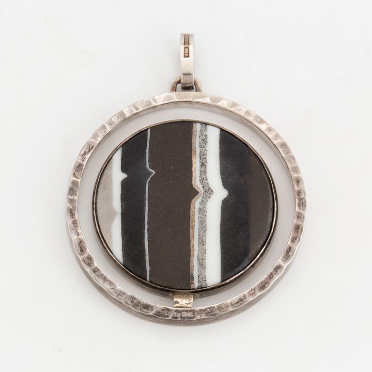 CLAËS E. GIERTTA, hänge, sterling silver och porslin, Stockholm, 1986.