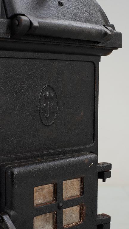 KAMIN, gjutjärn. Märkt "KJB", 1900-talets första hälft.