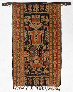 A semi-antique Sumba Ikat Hinggi, Indonesia. Ca 98 x 57 cm.