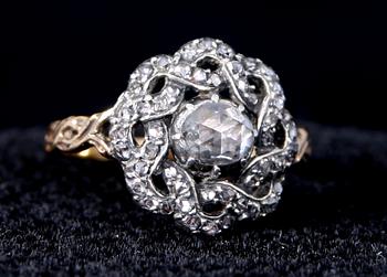 RING, guld samt rosenslipade diamanter, 1900-talets första kvartal.