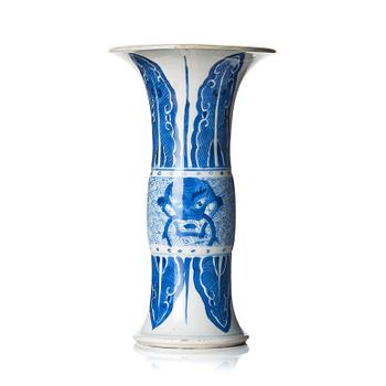 1129. A blue and white vase, Qing dynasty, Kangxi (1662-1722).