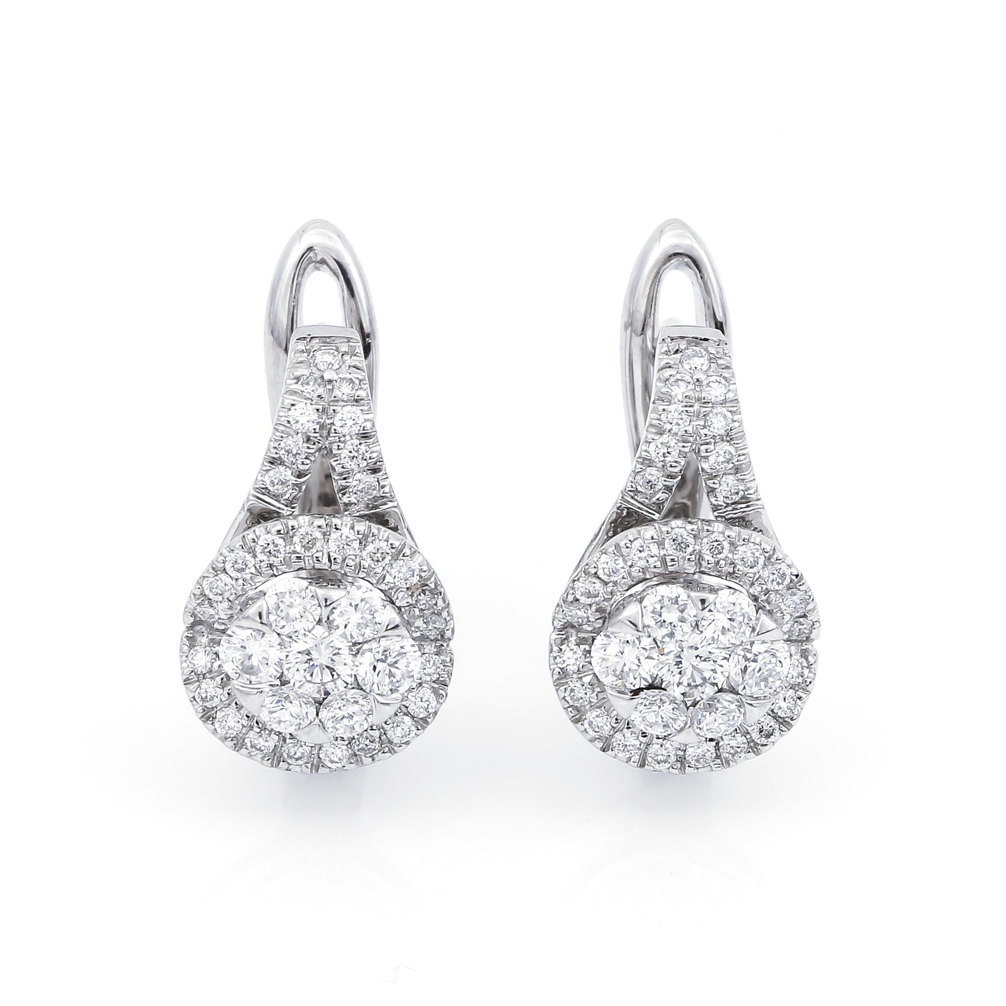 ÖRHÄNGEN, ett par, 14K vitguld med rundslipade och briljantslipade diamanter, tot ca 0,92 ct. Vikt ca 4,18 g.