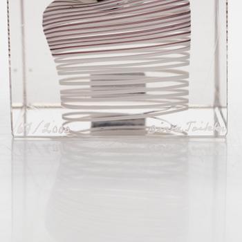 Oiva Toikka, an annual glass cube, signed Oiva Toikka, Nuutajärvi 1978 and numbered 67/2000.