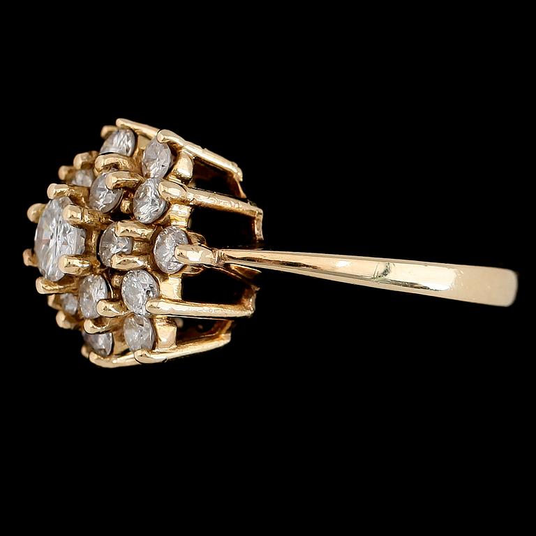 RING, 14K guld, 18 briljantslipade diamanter tot ca 1.50 ct. Total vikt ca 6 g.