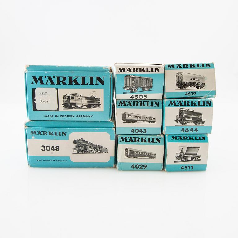 Märklin, 5 st. lok, bl a modell 3048 och 3043, 6 vagnar av olika modell.