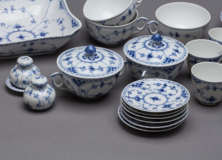 SERVIS, ca 65 delar, "Musselmalet", halvblond, Royal Copenhagen.