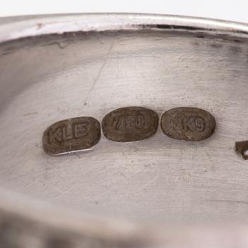 Sormus, 18K valkokultaa ja timantteja n. 0.50 ct yht. Kultasepänliike Esko Lindroos, Helsinki 2011.