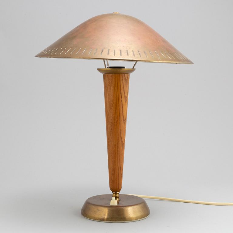 A mid 20th Century modell EA1288 table lamp from Asea.