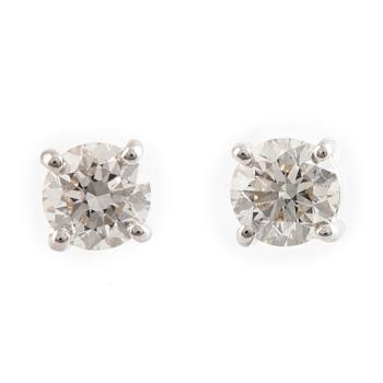 Örhängen med briljantslipade diamanter.