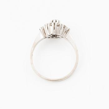 18K white gold ring with round brilliant-cut diamonds, Alton, Falköping, 1974.